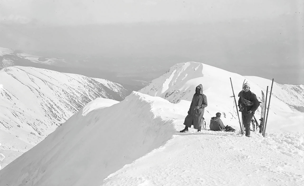 Narciarze podczas pierwszego zimowego wejscia na Bystra