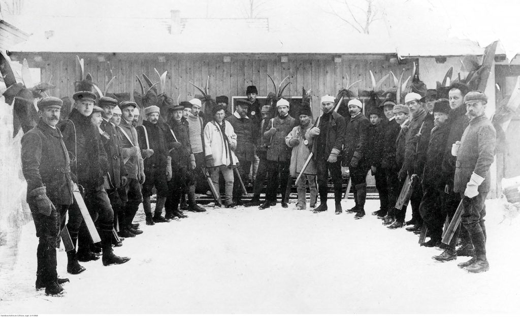 Narciarze zgromadzeni przed pogrzebem Mieczyslawa Karlowicza w Zakopanem