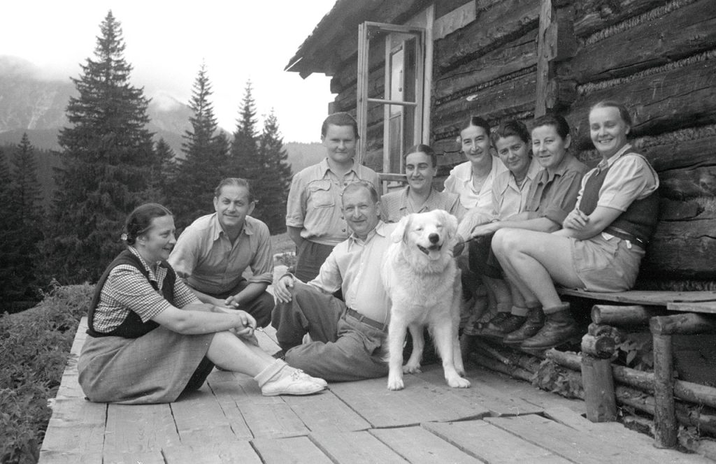 Przed schroniskiem na Hali Mietusiej 1950 r. Bronislawa Staszel Polankowa