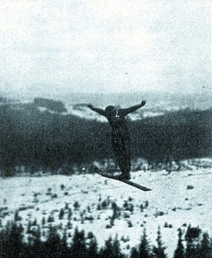 Stanislaw Sieczka oddaje zwycieski skok na zawodach inaugurujacych skocznie w Zakopanem